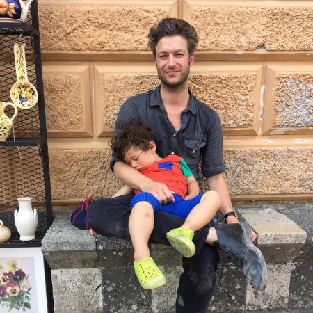 Lisa Bai's famous husband Peter Scanavino and their child took a pic.